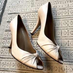 Stuart Weitzman Nude Heels in 8M